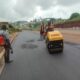 Construction du lot Ndu-Nkambe : progression de la mise en œuvre de la couche de roulement