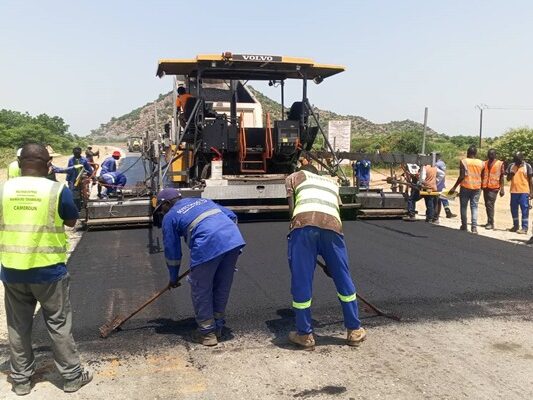 Reconstruction de la section Mora-Tchakamari : cap sur la mise en œuvre de la couche de roulement