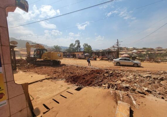 Traversée urbaine de Bamenda : l’entreprise prépare les sections destinées à recevoir les remblais